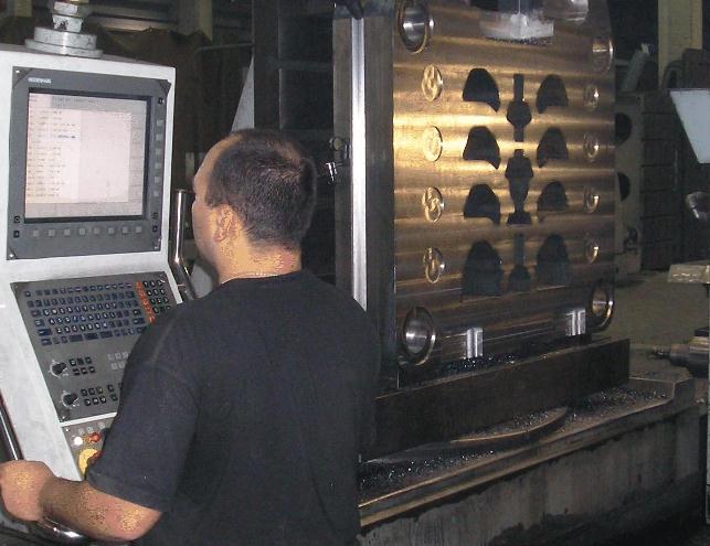 5-Achs CNC-Fräsen von Großteilen auf 3 CNC-Bohrwerken “Union” und “Schiess”